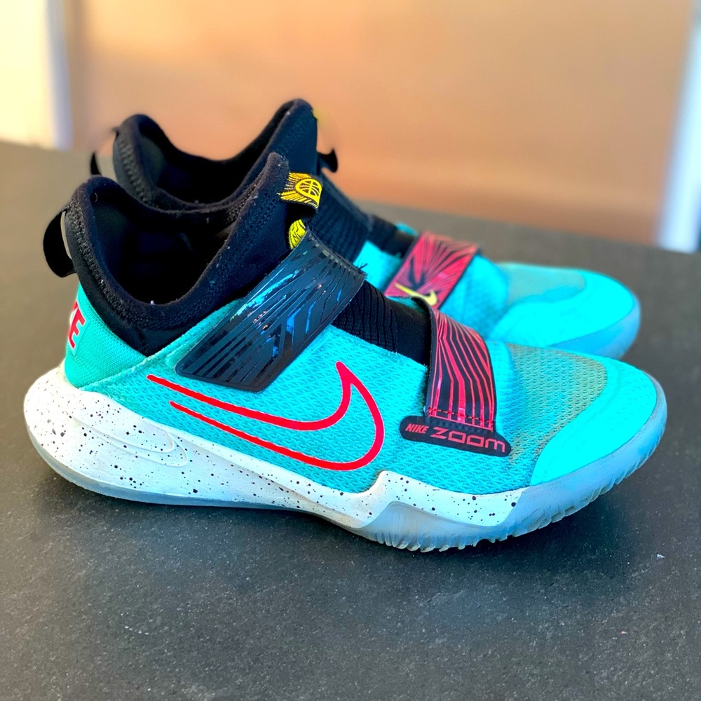 Nike Zoom Flight Big Kids' Basketball Shoe size Y4